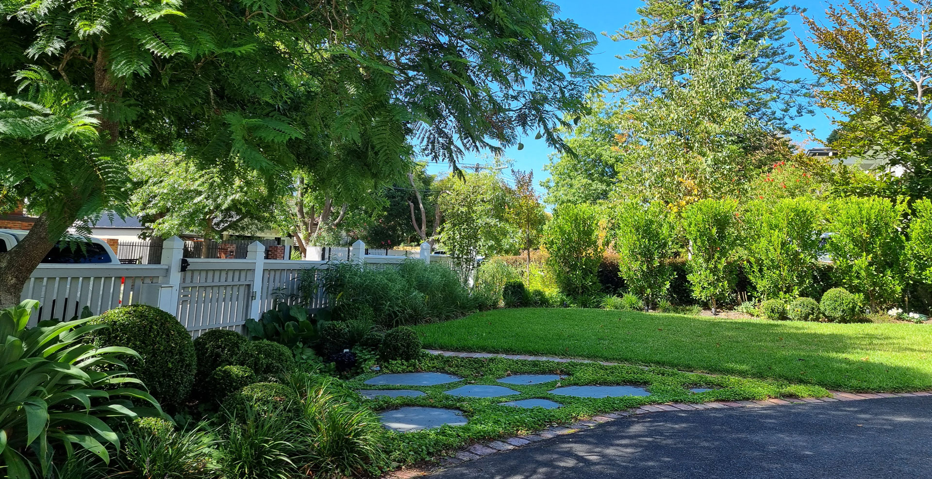 qualified horticulturist Alex Thompson Gardens qualified horticulturist Alex Thompson Gardens